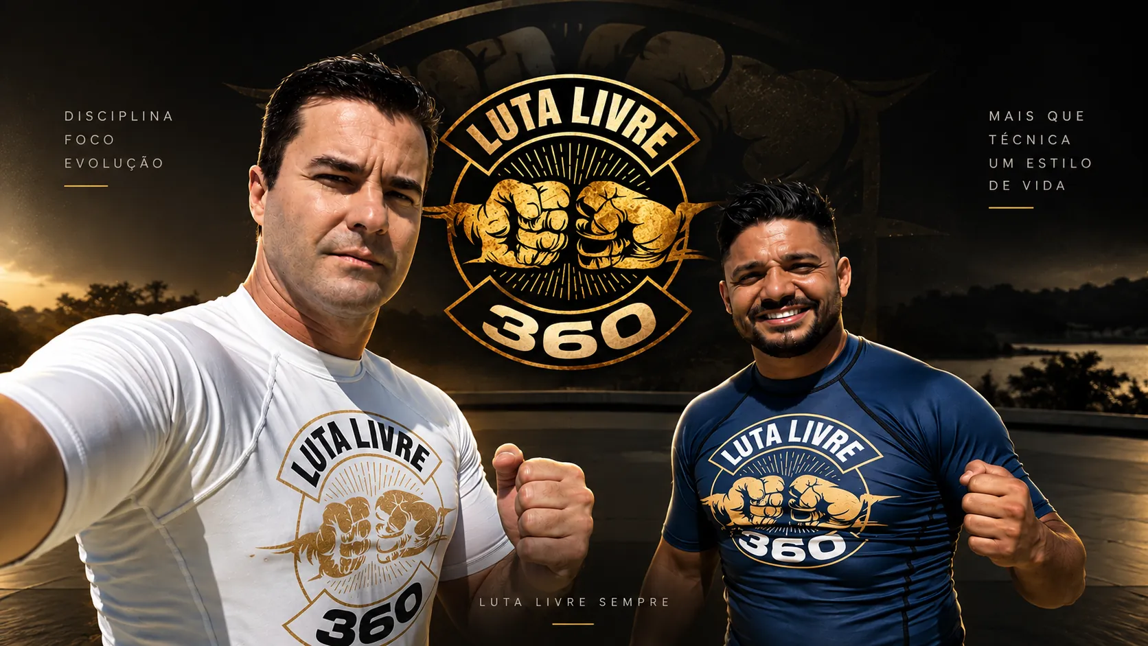 Professor Alexandre Guarda e Mestre Alexandre Pequeno com rashguards do Luta Livre 360, diante do símbolo da marca